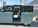 両手が塞がっていても足先をスッと入れてサッと引くだけで自動開閉する「ハンズフリーオートスライドドア(左側)」!両手で荷物や眠ったお子様を抱えていてもドアハンドルに触れずにスマートに開け閉めできます♪