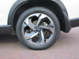 左後 アルミホイールは、カッコイイだけではなく、燃費にも影響するアイテムなんですよ!「*ホイールロックナットは展示用です」