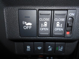 両側パワースライドドア仕様です。運転席にて操作が可能です。