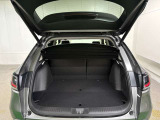フラットなラゲッジスペースは広々とした印象もあり積載量も十分ございます。
