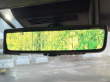 【デジタルインナーミラー】後席の大きな荷物や同乗者で後方が確認しづらい時でも安心!カメラが撮影した車両後方の映像をルームミラー内に表示。クリアな視界で状況の確認が可能です!
