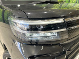 【LEDヘッドライト】悪天候や夜間走行時も良好な視界を確保し安心して運転できる高輝度LEDヘッドライトを装備!点灯速度が早く、消費電力も抑えられています。