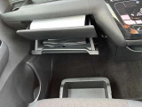 助手席シート下にもうれしい収納スペースを確保☆常備したいものの収納に便利です!