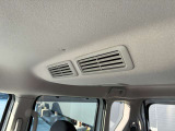 車内の空気を循環し後席まで素早く快適にしてくれるシーリングファン(プラズマクラスター搭載)♪暑い季節もムラなく涼しく、快適さがUP!エアコン前に扇風機を置くと効率が良いと言われる、あの発想ですw