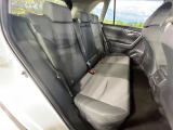 後部座席も気になるようなキズ・汚れやへたり等、大きなダメージはなく、良好な状態です。