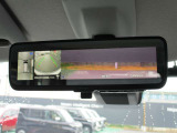 ルームミラーは、車両後方のカメラ映像をミラー面に映し出すので、乗車人数や荷物の量に影響をされずいつでもクリアな後方視界が得られます