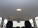 【天井】汚れやシミのない、非常に明るく清潔な天井です。車内全体の印象を左右する部分ですが、こちらは清々しい状態を維持しています。嫌な臭いもなく、心地よくリラックスしてお乗りいただけるコンディションです