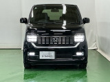 LEDヘッドライトを装備しています。LEDヘッドライトはとても明るく、雨の日や夜間走行も安全・安心です。オートライトコントロール付きで周囲の明るさに応じて自動で点灯・消灯します