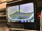リバースギアに入れるだけで後方の表示へ切り替わります。夜間や雨の日の駐車も楽になりますよ。