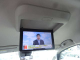 【後席モニター】家族や友人とお出かけする機会が多い方に大人気の後席モニターを装備!見やすい位置に画面がありテレビやDVDの視聴も快適!お子様もお友達も、後席にしか乗らなくなるかも??