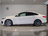 【拘りのFR】BMWが多く採用するFR車。ダイレクトでスポーティな加速感・シャープなハンドリングを実現。縦置きエンジンレイアウトにより、フラットで上質な乗り味です。