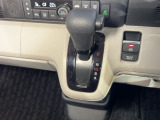 自然に手が届く距離に配置されたシフトレバー。
