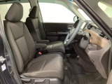 女性でも運転がしやすいように、シートの高さ調整機能(シートリフター)がついています。広い足元にゆったり座れるシートには肘掛も装備しており長距離の運転でも疲れにくいシートです。