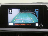 車両後方の映像を映すバックモニター。進路を確認しながら安全に車庫入れできます。
