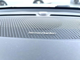 【harman kardon】ハーマンカードンのHi-Fiスペシャリストと共に、モデル別に開発・設計された専用チューニングが臨場感溢れる音響空間を実現しています。