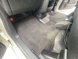 助手席フロアマット、こちらも使用感ありますがほつれなどはございません。