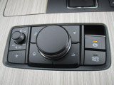 「マツダコネクト」を操作できる装置です。信号待ちなどの停車時にドライバーの負担を軽減してくれる「オートホールド」ボタンも付いています。