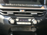 オートエアコンです!ボタンでの簡単な操作で室内を快適な温度にしてくれますので、夏場や冬場でも快適なドライブができます。