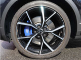 235/40R19タイヤ/8Jx19アルミホイール、ブルーブレーキキャリパー