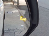 隣車線を走る車両をレーダーで検知し、ドアミラーでは確認しにくい後側方エリアに存在する車両に加え、急接近してくる車両も検知します。車両を検知するとドアミラーに搭載されたLEDインジケーターが点灯します。