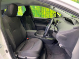 運転席まわりには十分なスペースがあり、大柄な方でもゆったり運転していただける環境です。
