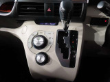 オートエアコン&ダイヤル式ヒーターコントロールパネル&スポーティで操作性の良いゲート式シフト