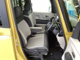 フロント広々、ベンチシートの運転席は、ハイトアジャスターが付いているので、快適にドライブができます。ハンドルはチルトステアリングで、ハンドル位置を上下に調節できます。