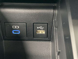 こちらのクルマはUSB接続コネクタも装備されています♪スマホの充電などにお使い下さい。ご旅行中での充電切れも、これなら心配いりませんね!