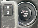 【キーレススタートシステム】カバンやポケットに入れたままでもドアの施錠・解錠が可能なスマートキーを装備。エンジンのオン・オフ時もカギを取り出す必要が無いからとっても便利です♪