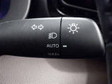 【オートライト】車外の明るさに応じて、自動的にライトの点灯・消灯をしてくれます。