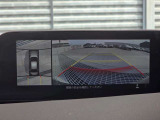 車両の前後左右にある4つのカメラを合成することで、まるでご自身のクルマを空から見ているような俯瞰での映像を映し出してくれます。バック時ももちろんのこと、前進時に視界の悪い交差点でも役に立ちますね。