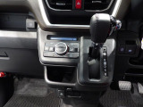 インパネシフトなので、操作がしやすく足元もすっきり! オートエアコンです。