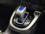 【シフトレバー】1モーターとDCTの組み合わせで、優れた燃費性能とスポーティな加速感を実現した『i-DCD』を採用。MTモードではエンジンブレーキやパワフルな加速を要する際など様々なケースで活躍。