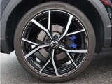 235/40R19タイヤ/8Jx19アルミホイール、ブルーブレーキキャリパー