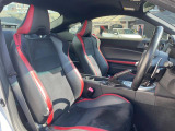 【専用スポーツシート】ホールド性に優れ、カーブ時の体が流れを抑制してくれます。また、体にフィットするから腰や背中が疲れにくく、ロングドライブや高速走行でも快適にお過ごしいただけます♪