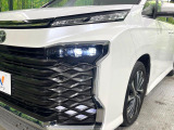 【3眼LEDヘッドライト】悪天候や夜間走行時も良好な視界を確保し安心して運転できる高輝度LEDヘッドライトを装備!点灯速度が早く、消費電力も抑えられています。