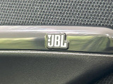 【JBLサウンドシステム】メーカーオプションの高品位サウンドシステムを搭載。専用のチューニングが施された大小様々なスピーカーから良質なサウンドが奏でられ、臨場感あふれる音響空間を演出します。