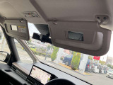 日差しを遮るためのもので、自動車のフロントガラス上部に取り付けらています。エチケットミラーも装備