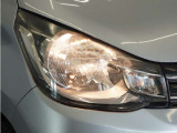 ハロゲンヘッドライトは暖色系の淡い光が特徴。発熱量が高いため、ヘッドライト上に雪や氷が付着しにくく冬季の走行に適しています。