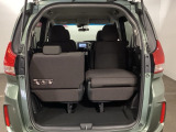 3列目シートは跳ね上げ式で収納が可能です。荷室が広くなり大きな荷物も積みやすくなります。買い物やアウトドアなど荷物が多い場面で便利です。