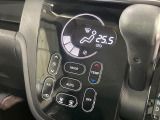 【オートエアコン】一度お好みの温度に設定すれば、車内の温度を検知し風量や温度を自動で調整。暑い&hellip;寒い&hellip;と何度もスイッチ操作をする必要はありません。快適な車内空間には必須の機能ですね♪