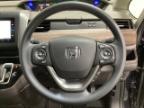ハンドルにHondaセンシング系のクルーズコントロールやレーンキープアシストなどのスイッチと、オーディオの操作スイッチが装備されています。ハンドルから手を離さず安全に操作できます。