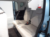 後部座席もリラックスできる車内空間になっております。足元は広々?♪