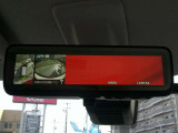 お荷物で後方が見えずらい際には液晶のルームミラーにて後方確認可能です♪勿論通常時は通常の鏡使用も可能です♪