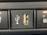こちらのクルマはUSB接続コネクタも装備されています♪スマホの充電などにお使い下さい。ご旅行中での充電切れも、これなら心配いりませんね!