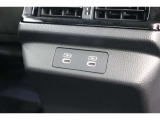 後部座席にも充電ソケットが装備されており、後部座席に座っている方も携帯電話等を充電することができます!