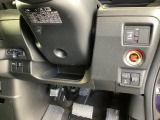 左側に高速で便利なETCがあり、また、便利な電動スライドドア、横滑りを防ぐVSAなどのスイッチは、運転席の右側、手の届きやすい位置にあります。