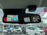 ルームミラーに映像を表示。モニターとミラーが同じ視線で確認できるので使い勝手にも優れてます。