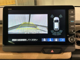 リバースギアに入れるだけで後方の表示へ切り替わります。夜間や雨の日の駐車も楽になりますよ。