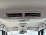 車内の空気を循環し後席まで素早く快適にしてくれるシーリングファン(プラズマクラスター搭載)♪暑い季節もムラなく涼しく、快適さがUP!エアコン前に扇風機を置くと効率が良いと言われる、あの発想ですw